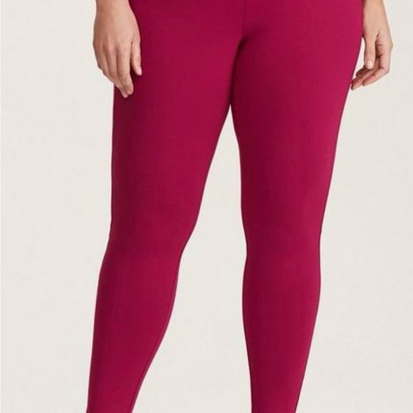 Torrid Size 2 NWOT Fuchsia Cropped Slim Fit Pixie Pants - Picture 2 of 8